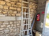une échelle appuyée contre un mur de briques dans une pièce