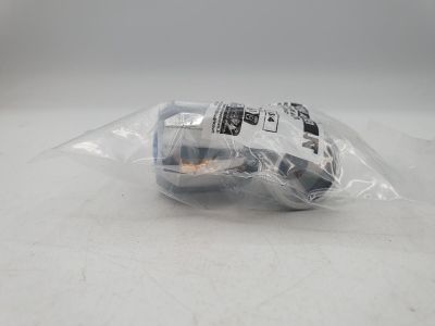 un sac en plastique contenant de la nourriture, posé sur une table