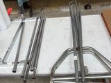 un grand nombre d'outils posés à même le sol