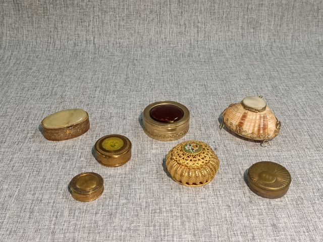 Cinq petites boites de vitrine ou poudrier en métal, un encrier c