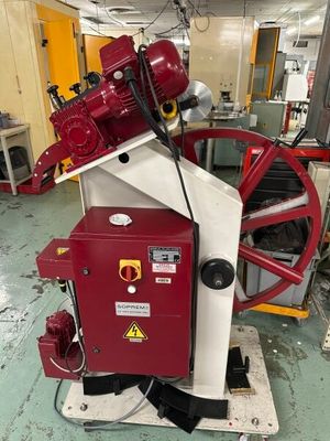 une machine rouge et blanche dans une pièce où se trouve une roue rouge
