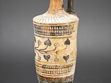 un vase posé sur un socle en verre