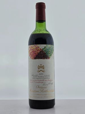 une bouteille de vin posée sur une table