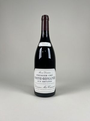 la bouteille de vin est posée sur la table, prête à être consommée