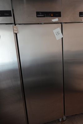 trois réfrigérateurs en acier inoxydable placés côte à côte dans une cuisine