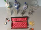 beaucoup d'objets en verre qui se trouvent sur la table
