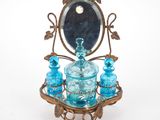 un verre bleu posé sur un socle, avec un miroir en arrière-plan
