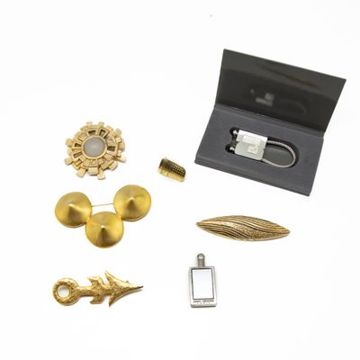 PACO RABANNE Lot comprenant 4 broches, 1 pin's en métal doré…