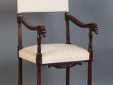 une vieille chaise en bois avec une assise rembourrée beige