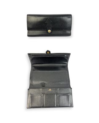 un portefeuille en cuir noir comportant deux compartiments et muni d'un fermoir doré