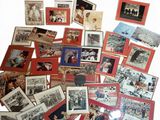 beaucoup de vieilles photos de personnes posées sur une table