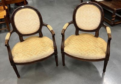 paire de chaises anciennes avec dossier et accoudoirs rembourrés