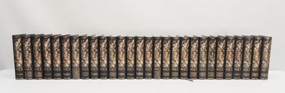 une image représentant une rangée de livres posés sur une table blanche