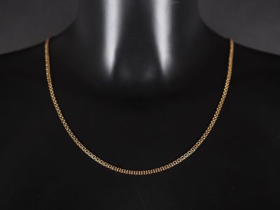 un collier à chaîne en or sur un mannequin mannequin mannequin mannequin mannequin mannequin mannequin mannequin mannequin mannequin