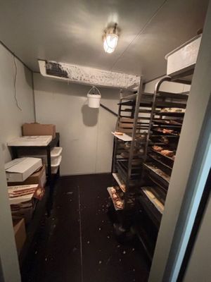 une photo d'une cuisine avec beaucoup de provisions sur les étagères