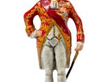 une figurine représentant un homme vêtu d'un manteau rouge et d'un pantalon blanc, muni d'une canne