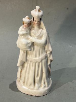 une figurine représentant une femme tenant un bébé dans ses bras