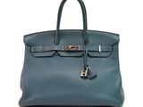 un sac à main en cuir bleu sur fond blanc
