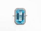 une bague en topaze bleue et diamants