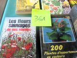 plusieurs livres posés sur une table, avec une étiquette de prix