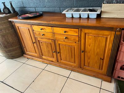 une armoire en bois avec des tiroirs et des paniers posés dessus