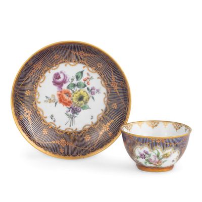 Tasse ET Soucoupe EN Porcelaine Polychrome, Manufacture Cozz…