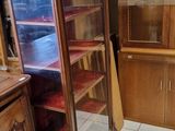 un meuble en bois avec une porte en verre dans une pièce