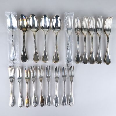 beaucoup de cuillères et de fourchettes en argent sur la table