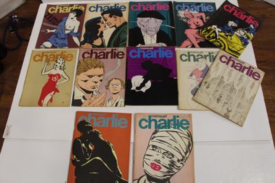 un grand nombre de livres posés sur une table
