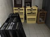 de nombreuses caisses de disques dans le couloir d'un immeuble