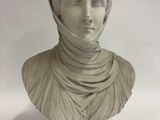 buste en marbre représentant une femme portant un foulard