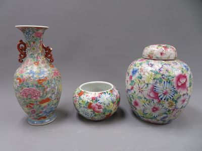 CHINE Trois pièces en porcelaine, décor floral polychrome dont vase ba - Photo 1