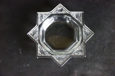 un plat ancien en argent orné d'un motif en forme d'étoile
