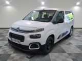 La camionnette blanche Citrole est garée sur un sol à damier.