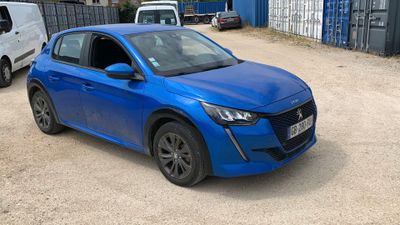 une voiture bleue garée dans un parking