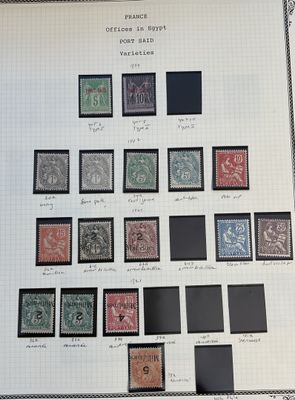 une image d'une collection de timbres sur une table