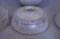Lot de quatre abat-jours et trois globes en verre taillé et … (photo 3)