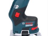un gros plan d'une ponceuse orbitale Bosch sur une surface blanche