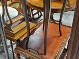 une table et des chaises dans une pièce où il y a beaucoup de chaises