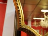 un miroir avec un cadre en or