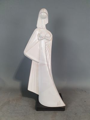 une image représentant une statue d'une femme en robe blanche