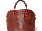 sac à main en cuir d'autruche marron sur fond blanc