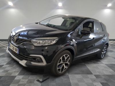 Le nouveau SUV Renault Kad est garé dans un showroom.