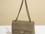 sac à bandoulière Chanel en peau de serpent avec chaîne