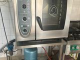 un micro-ondes argenté posé sur un support dans une cuisine