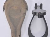 un petit sac à main et une paire de ciseaux posés sur une table
