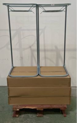 deux rayonnages posés sur une palette