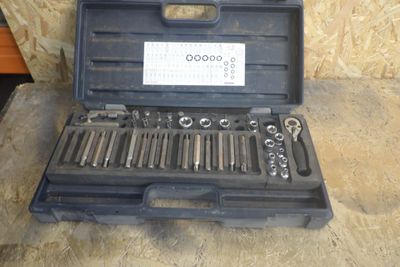 une trousse à outils posée sur une table