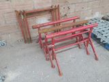 une pile de chaises rouges posées devant un mur de briques