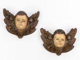 paire de têtes d'anges sculptées dans le bois sur fond blanc